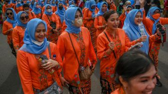 Sejumlah perempuan mengikuti parade kebaya dalam kampanye Gerakan Kebaya Goes to UNESCO saat hari bebas berkendaraan bermotor atau Car Free Day, di kawasan Bundaran Hotel Indonesia, Jakarta, Minggu (6/11/2022). [ANTARA FOTO/Galih Pradipta/foc]
