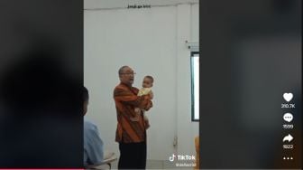 Adem Banget! Viral Dosen Mengajar Sambil Gendong Bayi, Ini Pengakuan Sang Ibu yang Bawa Anak ke Kampus