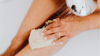 7 Manfaat Bath Gloves untuk Perawatan Kulit, Bantu Bersihkan Pori-Pori dan Bikin Glowing