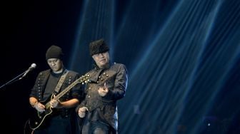 Personel band Dewa 19 Ahmad Dhani (kanan) dan Andra Ramadhan (kiri) tampil saat konser di Padang, Sumatera Barat, Sabtu (5/11/2022). [ANTARA FOTO/Iggoy el Fitra/wsj]
