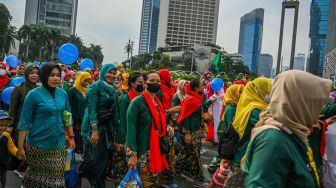 Sejumlah perempuan mengikuti parade kebaya dalam kampanye Gerakan Kebaya Goes to UNESCO saat hari bebas berkendaraan bermotor atau Car Free Day, di kawasan Bundaran Hotel Indonesia, Jakarta, Minggu (6/11/2022). [ANTARA FOTO/Galih Pradipta/foc]
