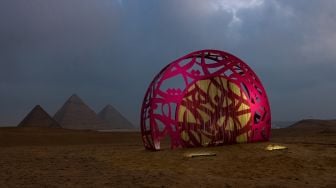 Pemandangan instalasi seni "Secrets of Time" karya seniman Tunisia El Seed ditampilkan saat pameran Art D'Égypte "Forever is Now" di komplek Piramida Giza, Mesir, November 4, 2022. (Photo by MOHAMMED ABED / AFP)