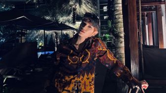 Pakai Batik Dari Jerome Polin, Taeyong NCT Disebut Warganet Mirip Dosen Hingga Diajak Kondangan Bareng