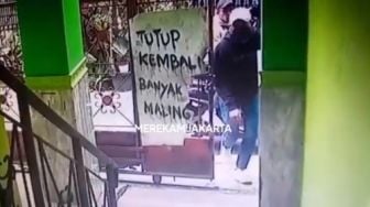 Terekam CCTV Beraksi Siang Bolong, 2 Maling di Kemayoran Gasak Karung Berisi Paket yang Diantar Kurir