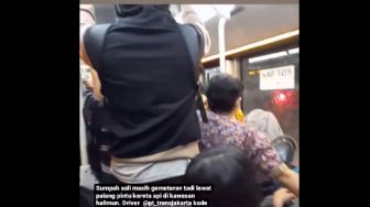 Panik Pecahkan Kaca Bus hingga Luka-luka, Penumpang Ungkap Detik-detik TransJakarta Nyaris Tertabrak KRL