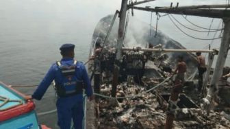 KM Pengangkut Cumi Terbakar di Perairan Karimata Kayong Utara