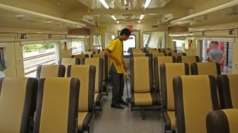 Petugas membersihkan gerbong KA Andalan Celebes di Stasiun Mangilu, Kabupaten Pangkep, Sulawesi Selatan, Minggu (6/11/2022). [ANTARA FOTO/Arnas Padda/foc]