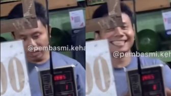 Wajah Penjual Buah Ini Mirip Ferdy Sambo, Publik: Tolong Dilindungi Bapak Ini, Takut Tuker Posisi Sama Sambo