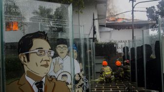 Petugas Pemadam Kebakaran berusaha memadamkan api di lokasi kebakaran di Gedung Pemerintah Kota (pemkot), Balai Kota Bandung, Jawa Barat, Senin (7/11/2022). [ANTARA FOTO/Novrian Arbi/wsj].