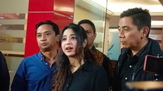 Ibu Dewi Perssik Jatuh Sakit, Gegara Anaknya Digunjing Orang Sekampung?