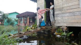 Mak Ganjar Bagikan Ratusan Paket Makanan bagi Korban Banjir Langkat