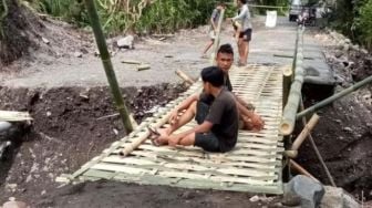 Demi Akses Jalan Lebih Mudah, Warga di Karangasem Bangun Jembatan dari Bambu