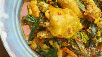 Resep Ayam Woku Belanga Khas Manado, Pedasnya Nendang dan Rasanya Bikin Ketagihan!