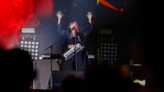 Penyanyi Isyana Sarasvati membawakan lagunya dalam acara Joyland Festival 2022 di Lapangan Softball, kawasan Gelora Bung Karno, Jakarta, Minggu (6/11/2022). [Suara.com/Alfian Winanto]