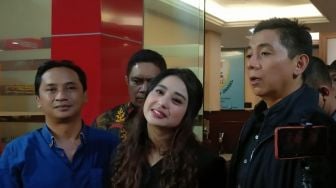 Dewi Perssik keluar dari Polres Metro Jakarta Selatan, Senin (7/11/2022) usai di mediasi dengan seorang perempuan penghinanya di media sosial. Depe yang hadir bersama pengacaranya, Sandy Arifin dan sang kakak, Mas Bin memutuskan untuk melanjutkan kasusnya dengan si haters. [Rena Pangesti/Suara.com]