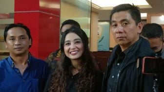 Dewi Perssik keluar dari Polres Metro Jakarta Selatan, Senin (7/11/2022) usai di mediasi dengan seorang perempuan penghinanya di media sosial. Depe yang hadir bersama pengacaranya, Sandy Arifin dan sang kakak, Mas Bin memutuskan untuk melanjutkan kasusnya dengan si haters. [Rena Pangesti/Suara.com]