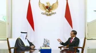 Presiden Joko Widodo atau Jokowi menerima penghargaan anugerah perdamaian dari Sekretaris Jenderal Abu Dhabi Forum for Peace (ADFP) Cheikhna Abdallah Al Sheikh Al Mahfodh (kiri) di Istana Merdeka, Jakarta, Senin (7/11/2022). [Foto: Muchlis Jr - Biro Pers Sekretariat Presiden]