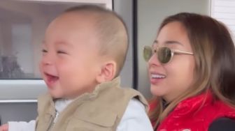 Viral Video Baby Izz Bantu Nikita Willy Dorong Koper saat Liburan, Gemas Kebangetan!