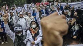 Massa yang tergabung dalam Forum Komunikasi Kepala Sekolah SMK Swasta Jawa Barat berunjuk rasa di depan Gedung Sate, Bandung, Jawa Barat, Senin (7/11/2022). [ANTARA FOTO/Novrian Arbi/wsj].