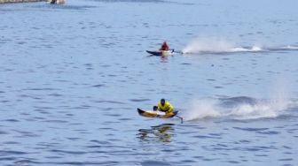 Cenrana Racing Kabupaten Bone Juara 1 Lomba Perahu Katinting HUT Sulsel