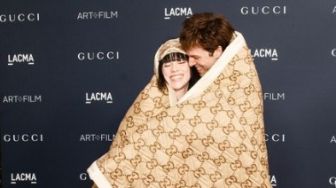 Billie Eilish Berbalut Selimut Gucci di LACMA Art + Film Gala, Tampil Mesra dengan Pacar Baru