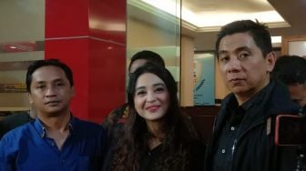 Dewi Perssik keluar dari Polres Metro Jakarta Selatan, Senin (7/11/2022) usai di mediasi dengan seorang perempuan penghinanya di media sosial. Depe yang hadir bersama pengacaranya, Sandy Arifin dan sang kakak, Mas Bin memutuskan untuk melanjutkan kasusnya dengan si haters. [Rena Pangesti/Suara.com]