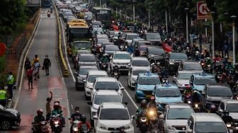 Sejumlah kendaraan memasuki jalur bus Transjakarta saat melintas di Jalan Salemba Raya, Jakarta Pusat, Senin (7/11/2022). [Suara.com/Alfian Winanto]