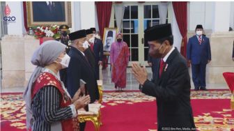 Jokowi Berikan Gelar Pahlawan Nasional untuk Lima Tokoh, Termasuk ke Soeharto