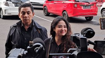 Dewi Perssik mengeluarkan senyum semringah saat tiba di Polres Metro Jakarta Selatan, Senin (7/11/2022). Depe hadir bersama pengacaranya, Sandy Arifin terkait kasus dengan haters yang menghinanya di media sosial. [Rena Pangesti/Suara.com]