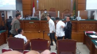 Pertama Kali Bertemu di Sidang dengan Bharada E, Kuat Maruf Disoraki saat Dipanggil Hakim