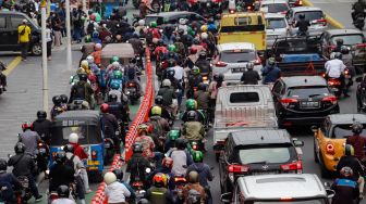 Sejumlah kendaraan bermotor menaiki trotoar saat melintas di Jalan Salemba Raya, Jakarta Pusat, Senin (7/11/2022). [Suara.com/Alfian Winanto]