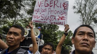 Massa yang tergabung dalam Forum Komunikasi Kepala Sekolah SMK Swasta Jawa Barat berunjuk rasa di depan Gedung Sate, Bandung, Jawa Barat, Senin (7/11/2022). [ANTARA FOTO/Novrian Arbi/wsj].