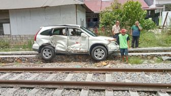 Mati Mesin di Tengah Rel, Mobil di Padang Ditabrak Kereta Api dan Penumpangnya Patah Tulang