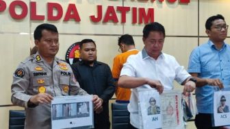 Polisi menunjukkan tersangka beserta barang bukti kasus video porno ‘Kebaya Merah’ saat merilisnya di Mapolda Jatim, Surabaya, Selasa (8/11/2022). [ANTARA/Willy Irawan]