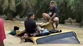 Demi Nikahkan Pengantin, Penghulu di Aceh Tamiang Terobos Banjir