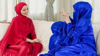 Bak Ikan Cupang, Penampilan 2 Selebritis Malaysia Kenakan Gamis Lebar Curi Perhatian