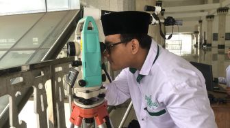 Tim Falakiyah Siapkan Alat untuk Lihat Gerhana Bulan di Masjid Hasyim Asy'ari, Cuaca Jadi Faktor Penting