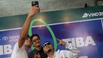 Raffi Ahmad, Vincent, dan Desta saat selfie usai memberikan keterangan pers terkait acara Tiba-TIba Tenis di Jakarta, Selasa (8/9). [Suara.com/Oke Atmaja]