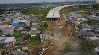 Foto udara operator alat berat merobohkan rumah saat pembebasan lahan proyek Jalan Tol CIbitung-CIlincing seksi 4 di Semper Timur, Cilincing, Jakarta Utara, Selasa (8/11/2022).[ANTARA FOTO/ Fakhri Hermansyah/aww].