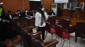 Asisten rumah tangga terdakwa Putri Candrawathi dan Ferdy Sambo, Susi (tengah) bersiap memberikan kesaksian pada sidang lanjutan kasus pembunuhan berencana terhadap Brigadir Nopriansyah Yosua Hutabarat di Pengadilan Negeri Jakarta Selatan, Jakarta, Selasa (8/11/2022). [ANTARA FOTO/Indrianto Eko Suwarso/aww].