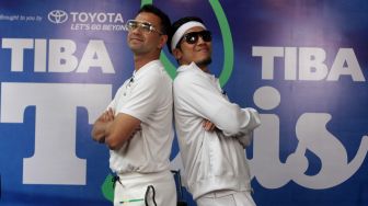 Raffi Ahmad dan Desta berpose usai memberikan keterangan pers terkait acara Tiba-TIba Tenis di Jakarta, Selasa (8/9). [Suara.com/Oke Atmaja]