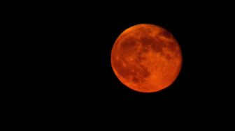 Gerhana Bulan Merah Dilihat dari Bumi, kalau dari Bulan Bagaimana ya Penampakan di Langit?