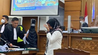 Menangis Setelah Bersaksi di Sidang, PRT Susi Dipeluk Ferdy Sambo