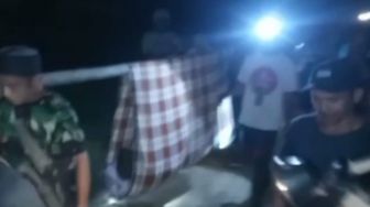 Ini Kata Kades Cikeusik Soal Warganya yang Ditandu Akibat Jalan Rusak