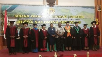 Sekda Jayapura Hana Hikoyabi Raih Gelar Doktor di Uncen, Ini Harapannya