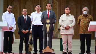 Presiden Joko Widodo atau Jokowi beserta Iriana bertolak menuju Phnom Penh, Kamboja, untuk menghadiri KTT ASEAN ke-40 dan ke-41 serta KTT terkait lainnya pada 10-13 November 2022, dari Bandara Internasional I Gusti Ngurah Rai Bali, Rabu (9/11/2022). [Foto: Muchlis Jr - Biro Pers Sekretariat Presiden]