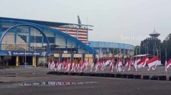 Peringatan 40 Hari Tragedi Kanjuruhan, 135 Bendera Setengah Tiang Dikibarkan Depan Stadion Kanjuruhan