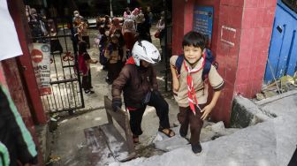 Duh! Akses Masuk SDN Pondok Cina 1 Depok Tertutup Trotoar