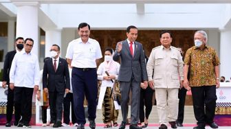 Presiden Joko Widodo atau Jokowi bersiap bertolak menuju Phnom Penh, Kamboja, untuk menghadiri KTT ASEAN ke-40 dan ke-41 serta KTT terkait lainnya pada 10-13 November 2022, dari Bandara Internasional I Gusti Ngurah Rai Bali, Rabu (9/11/2022). [Foto: Muchlis Jr - Biro Pers Sekretariat Presiden]