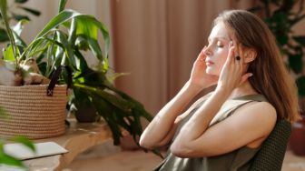 4 Cara Alami Mengatasi Sakit Kepala, Bisa Kamu Coba di Rumah